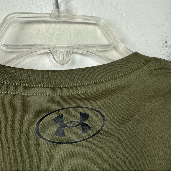 UA Under Armour Tee Shirt Top Left Chest Lockup Solid Dark Green Black Army Knit - Picture 6 of 9